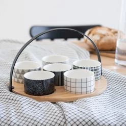 Maisons Du Monde Plats Apéritif Et Accessoires Coupelles Apéritives En Porcelaine Noire Et Blanche (x6) Et Plateau En Bambou -saladiers et coupelles Soldes coupelles aperitives en porcelaine noire et blanche x6 et plateau en bambou 1000 8 20 215024 3